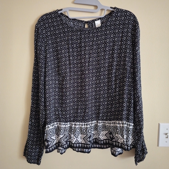 H&M Divided Black & White Patterned Long Sleeve Blouse Flounced Hem Size 14 - Picture 2 of 8